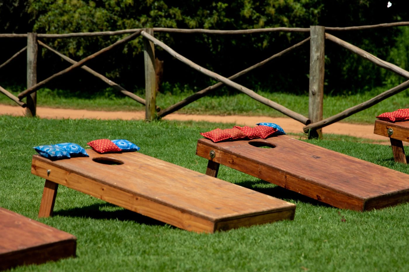 Table de cornhole din lemn cu săculeți roșii și albaștri