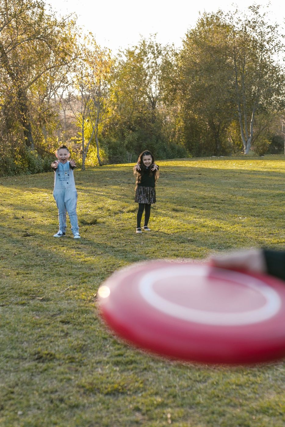 Copii care prind un frisbee